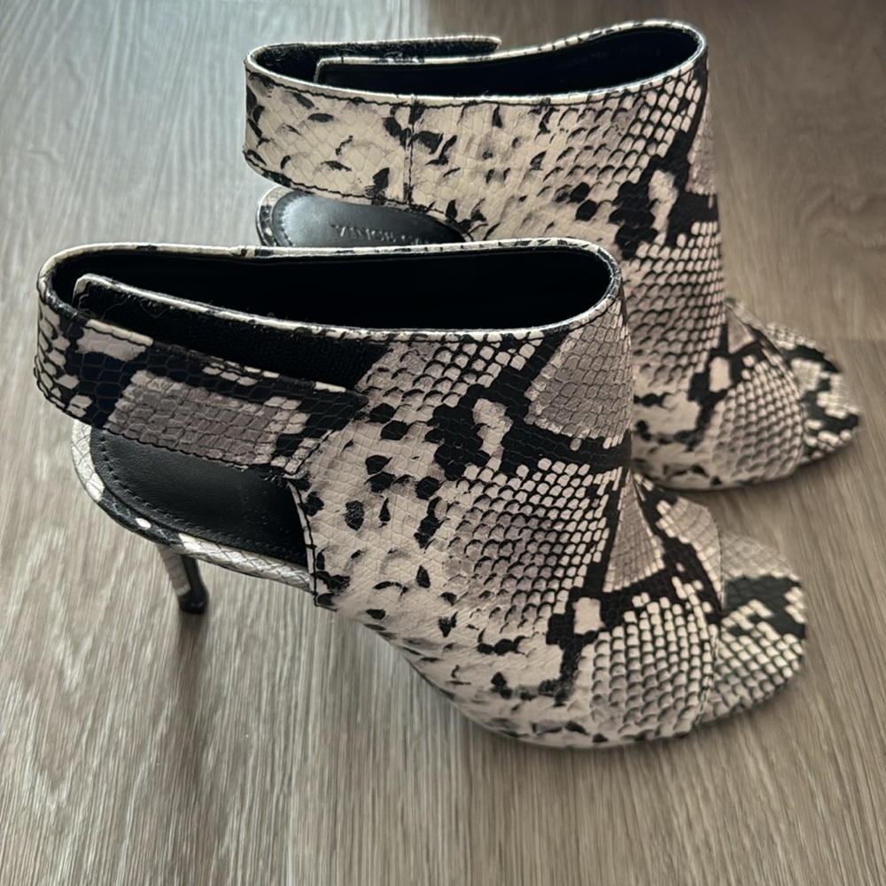 VINCE CAMUTO
Anglessi Open Toe Bootie In Warm Vanilla